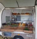Bäcker Verkaufswagen mit Edelstahltheke und Haube aus Acrylglas mit Brot 