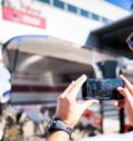 Man fotografeert foodtruck met smartphone 