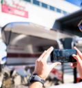 Un hombre fotografía un camión de comida con su smartphone 