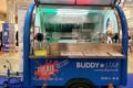 Retro snackwagen in blauw met afzuigkap, friteuse en grill