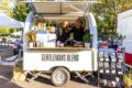 Kaffeewagen mit zwei Barista auf einem Markt in Pforzheim