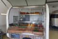 Chariot de marché avec pain - fruits - légumes