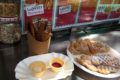Patatine fritte e waffle belgi nel carretto dei waffle BuddyStar