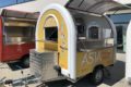 Gele Retro Buddy M als een Aziatische food truck