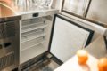 Öppet kylskåp i rostfritt stål i en Retro Buddy M