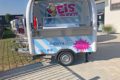 Släpvagn för försäljning av glass med öppen försäljningsklaff och vy av glassdisken