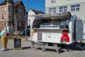 Släpvagn för försäljning av glass på marknadsplatsen med öppen försäljningsklapp