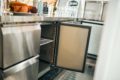 Mostrador refrigerado abierto instalado en el mostrador de acero inoxidable de un remolque de ventas
