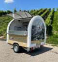 Mobile Weinbar vor den Weinbergen mit offener Verkaufsklappe 