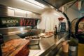 Interior de una furgoneta de pizzas con ingredientes para una pizza