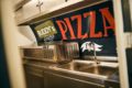 Réfrigérateur de la marque Saro à l'intérieur d'une remorque de vente de pizza