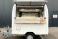Mobile Cocktailbar in weiß mit offener Verkaufsklappe