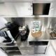 Kaffeevollautomat und Dispenser in der mobilen Kaffeebar 