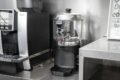 Kakaosdispenser und Kaffeevollautomat in einer mobilen Kaffeebar