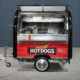 Verkaufsanhänger im Retro Style als mobiler Hot-Dog-Stand vor der BuddyStar-Halle 