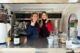 Mareike Zingel vom Café deluchs und Anne von BuddyStar in der selbst ausgebauten mobilen Kaffeebar
