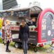 Foodtruck kaufen - Verkaufsanhänger mit geöffneter Klappe und Theke