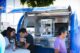 Foodtruck in Blau mit Kunden am Tresen – Imbisswagen mieten oder kaufen