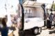 Mobiler Verkaufswagen am Marktstand mit offener Klappe und Gästen